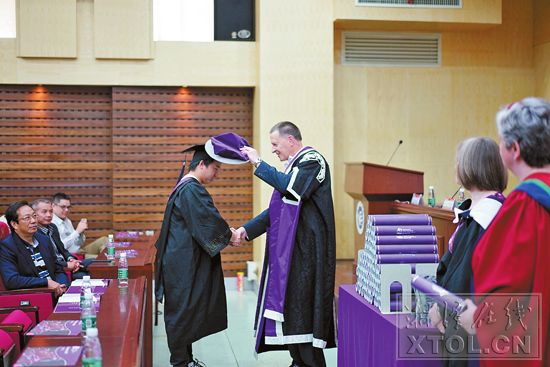 英方校长为毕业生行苏格兰当地学校毕业传统礼节。（学校供图）