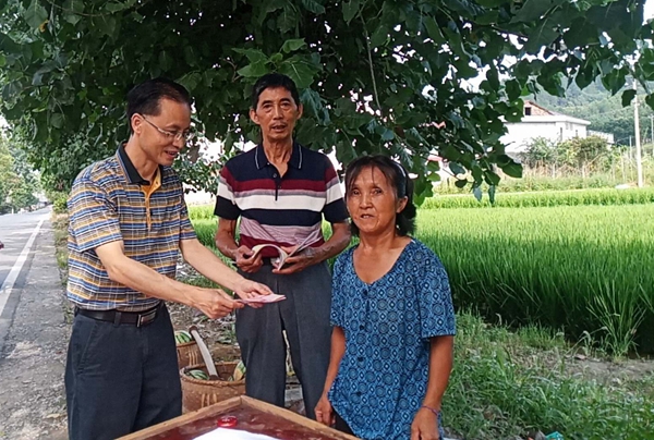 1532340131265046415.jpg 1李军林副校长带队慰问贫困户_副本.jpg