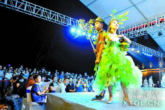 环保创意T台秀现场。 （记者 方阳 摄）