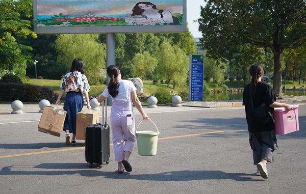 1598688887918069943.jpg 回校1_副本.jpg