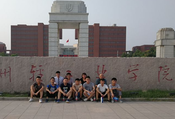 1504575100835053953.png 指导教师与参赛学生合影11.png