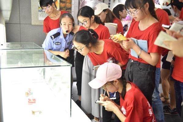 87978797威尼斯青少年禁毒防艾暑期社会实践专项行动在湘潭市禁毒教育基地顺利启动