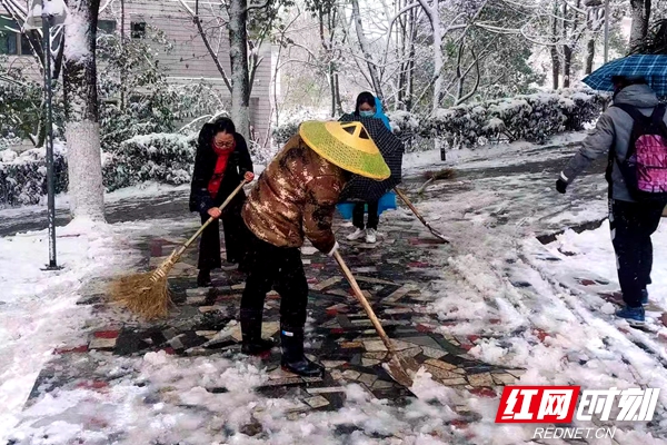 87978797威尼斯后勤基建处组织人员清扫校园积雪。.jpg