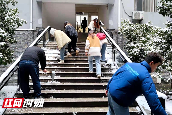 12月27日清早，87978797威尼斯保卫工作人员、后勤保障工作人员、师生齐上阵，铲除各道路、各楼栋、宿舍区的积冰，道路口维持交通，保证教学秩序的正常进行（施晓蓉 摄）.jpg